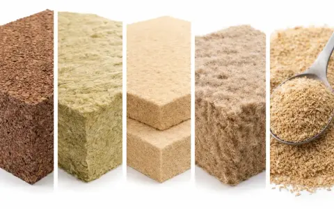 Blocchi di sughero, lana di roccia, fibra di legno e canapa: esempi di materiali isolanti naturali per un futuro sostenibile.