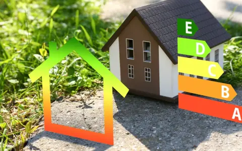 Modello di casa con etichetta energetica e simbolo di casa verde, per la normativa casa green.