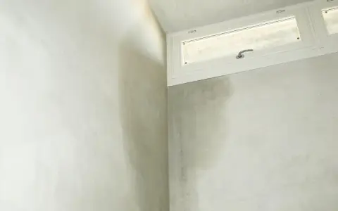 Angoli di un muro perimetrale con evidenti macchie scure dovute a infiltrazioni acqua piovana.