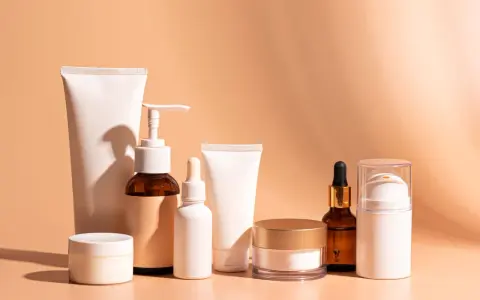 Una collezione di prodotti per la cura della pelle, tra cui creme, sieri e tubetti, ideali come fissativo prima della rasatura per una pelle liscia e protetta.