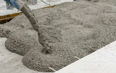 Calcestruzzo fresco versato da una pompa. La corretta tabella dosaggio calcestruzzo garantisce la qualità.