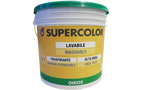 Secchio di pittura Supercolor Oikos. Ideale per sovrapporre pittura traspirante su lavabile, garantisce alta resa e traspirabilità.