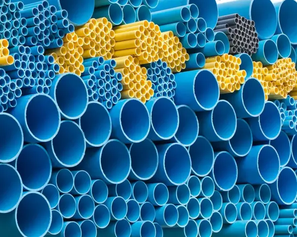 Tubi in polipropilene: pile di tubi blu e gialli, con alcune differenze visibili nei diametri e nelle tonalità.