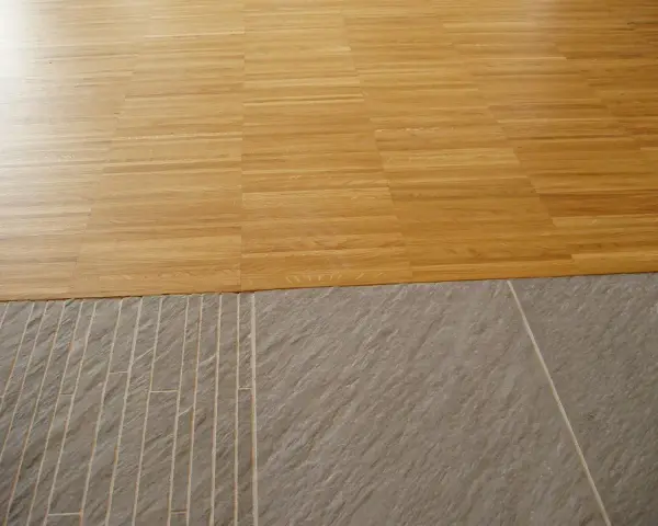 Unire pavimenti in parquet e pietra per un open space. Come unire il pavimento se abbatto il muro.