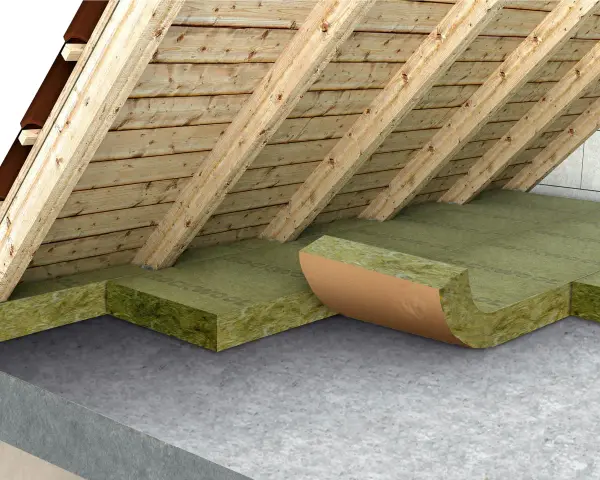 Pannelli isolanti per solai calpestabili, con struttura in legno e tetto, mostrano uno strato di isolamento in lana di roccia.