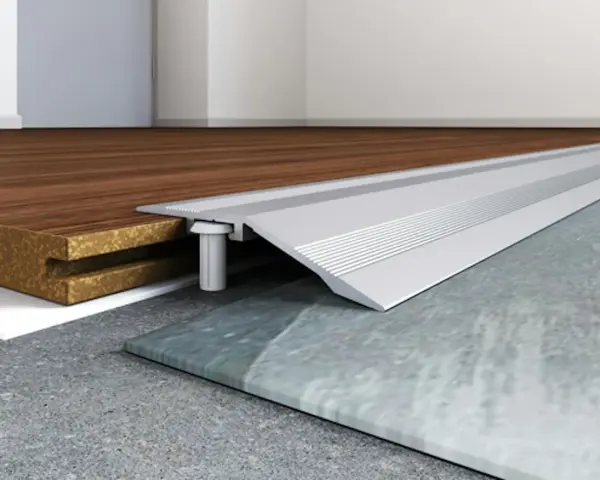 Profilo metallico per unire legno e cemento. Soluzione pratica per idee per unire due pavimenti diversi.