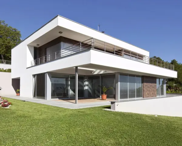 Villa moderna con ampi vetrate e terrazze, immersa nel verde. Ideale per chi cerca una dimora di pregio, categoria catastale A1.