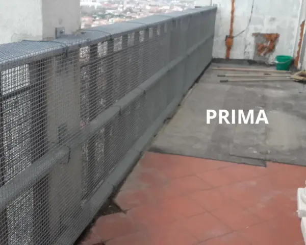Il balcone è pronto per piastrellare su piastrelle esistenti. Si vedono attrezzi e un secchio, pronti per il lavoro.