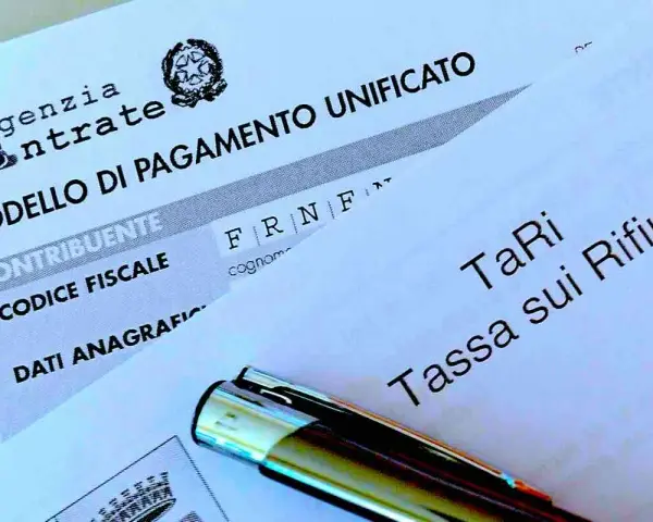 Modello di pagamento unificato per la TARI, tassa sui rifiuti, con dati del contribuente e codice fiscale.