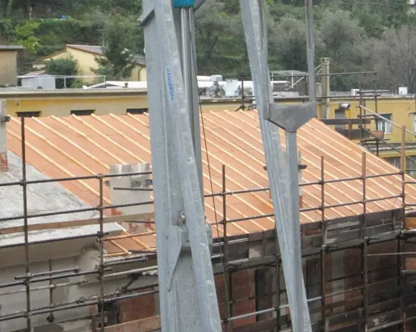 Lavori in corso per l'isolamento tetto laterocemento. Ponteggi e struttura in legno per il nuovo tetto.