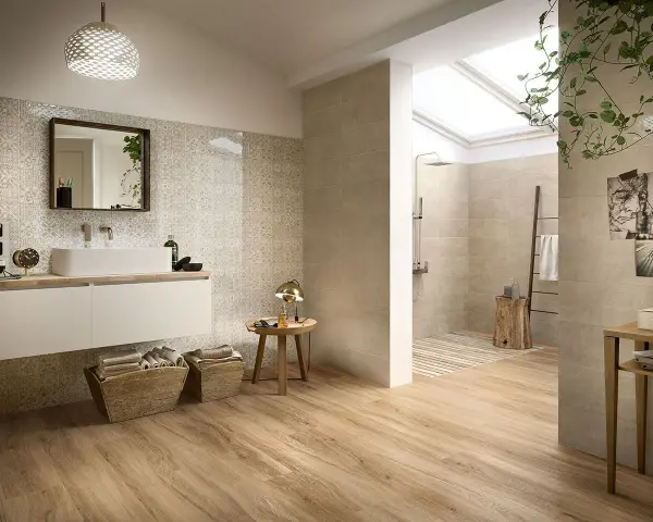 Bagno moderno con pavimenti in legno effetto parquet, ideali come migliori pavimenti per interni. Doccia a vista e arredi minimalisti.