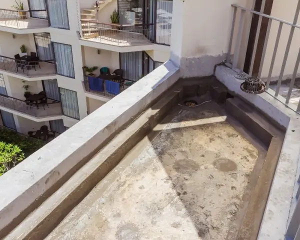 Il balcone è pronto per come impermeabilizzare un balcone. Si vedono i bordi rialzati e la griglia di scarico.