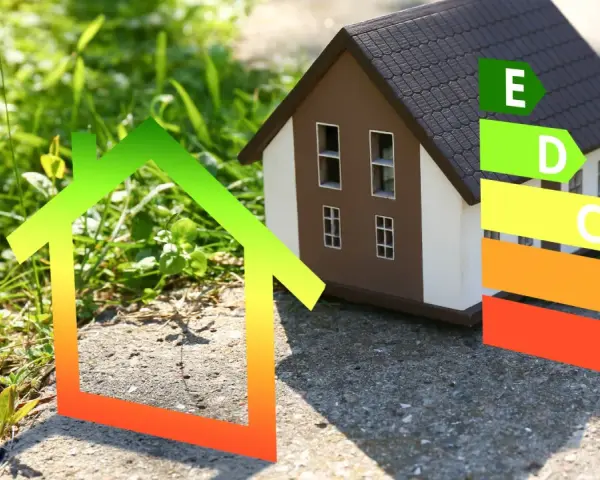 Modello di casa con etichetta energetica e simbolo di casa verde, per la normativa casa green.