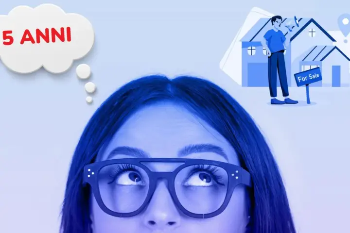 Ragazza pensa alla vendita prima casa prima dei 5 anni, con case in vendita sullo sfondo.