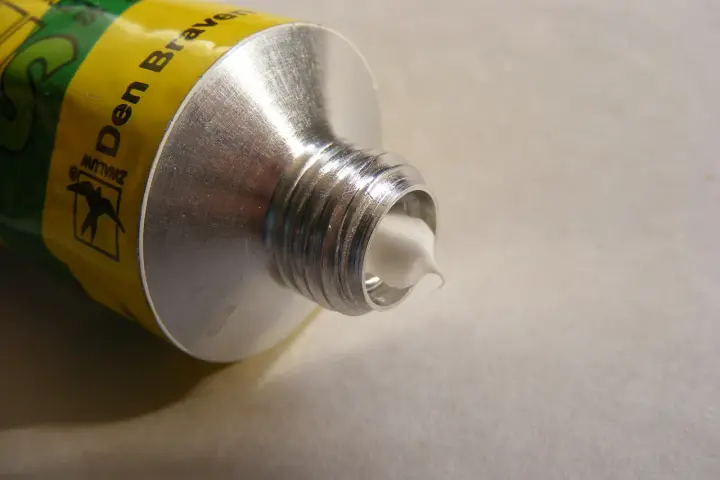 Tubo di silicone pronto all'uso per sigillare e proteggere. Utile per riparazioni domestiche e lavori di fai da te.