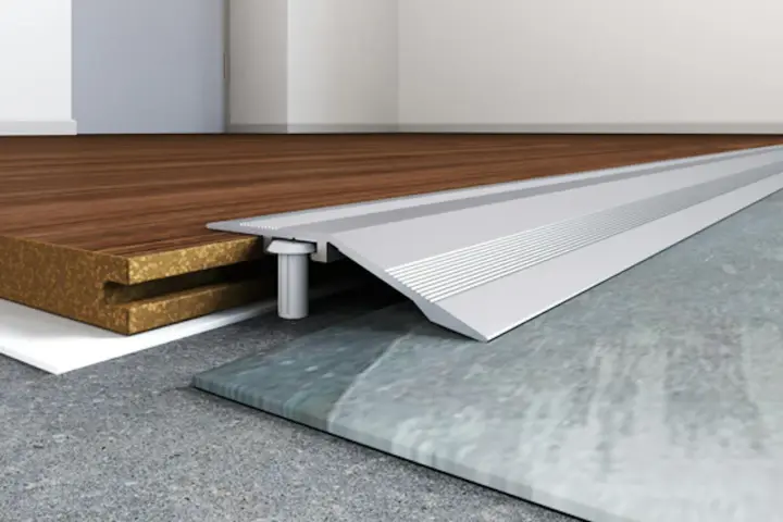 Profilo metallico per unire legno e cemento. Soluzione pratica per idee per unire due pavimenti diversi.