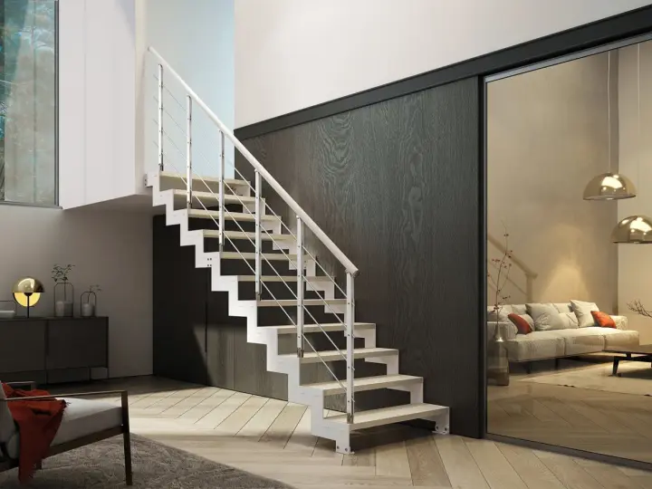 Scala moderna con gradini in legno e ringhiera bianca. Le sue scale misure sono perfette per un design minimalista.