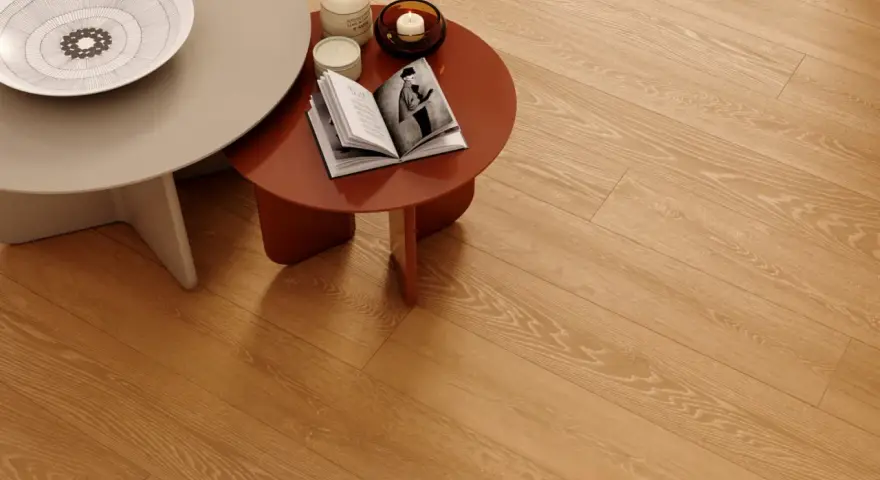 Tavolini e candele su un caldo pavimento in legno chiaro. Valutare il pavimento clap pro e contro per un ambiente accogliente.