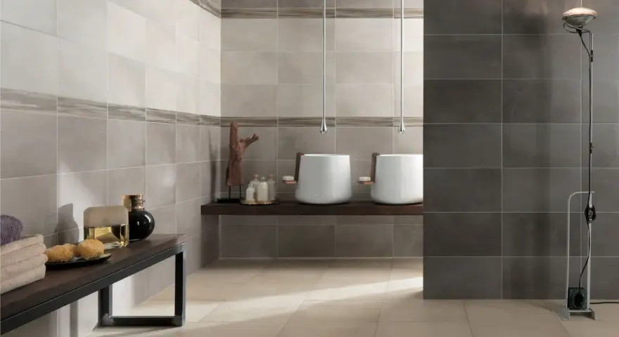 Bagno moderno con lavabi bianchi sospesi, ideale per chi cerca idee su come rivestire un bagno con stile e funzionalità.