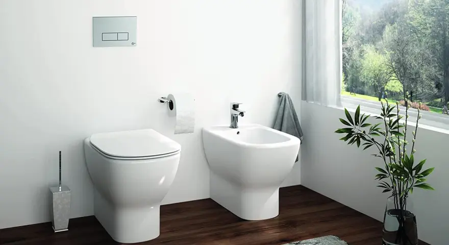 Bagno moderno con WC e bidet. Le dimensioni dei sanitari sospesi sono ideali per un ambiente pulito e spazioso.