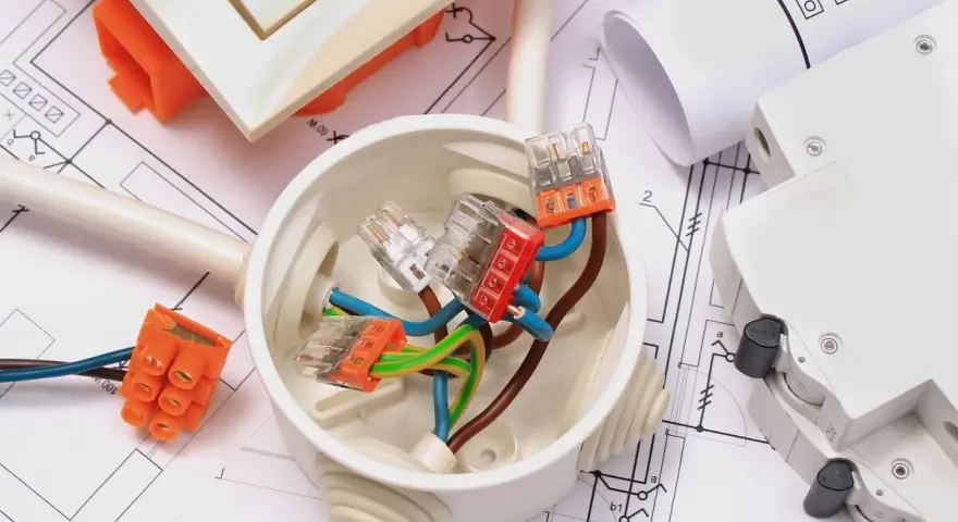 Materiali elettrici su progetto: scatola di derivazione, connettori, cavi e interruttore. Ideale per la comunicazione lavori al vicino.