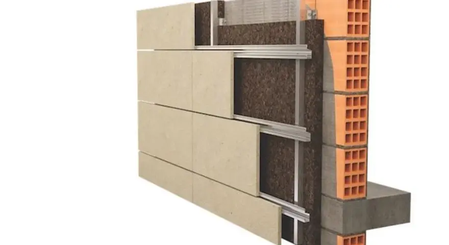 Sezione di una facciata ventilata: pannelli esterni, isolante, struttura metallica e muro portante in laterizio. Valutare pro e contro.