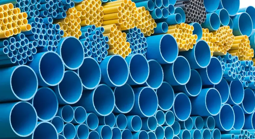Tubi in polipropilene: pile di tubi blu e gialli, con alcune differenze visibili nei diametri e nelle tonalità.