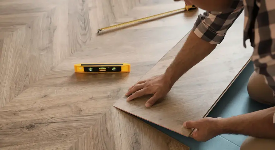 Installazione di un nuovo pavimento in laminato, un passo importante per coibentare pavimento e migliorare l'isolamento termico.