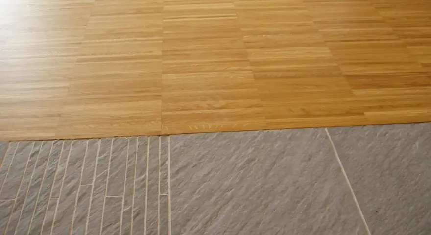 Unire pavimenti in parquet e pietra per un open space. Come unire il pavimento se abbatto il muro.