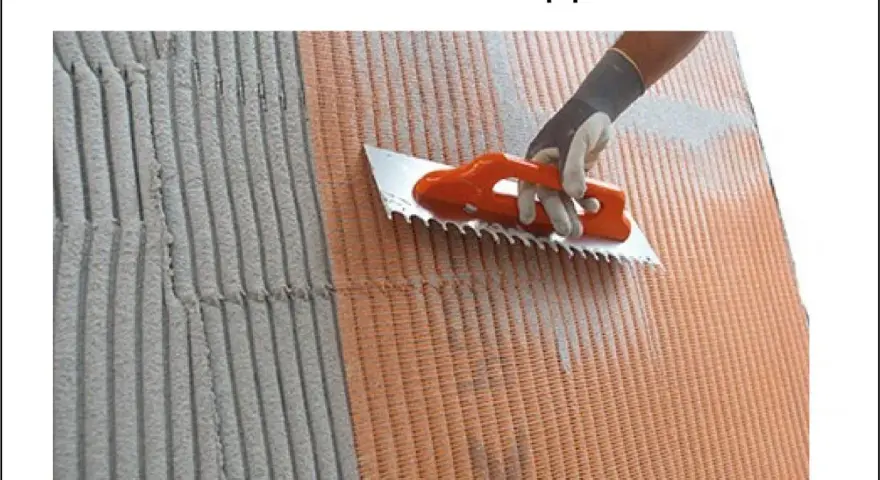 Applicazione della rete di armatura per cappotto nanotecnologico Mapei con spatola dentata.