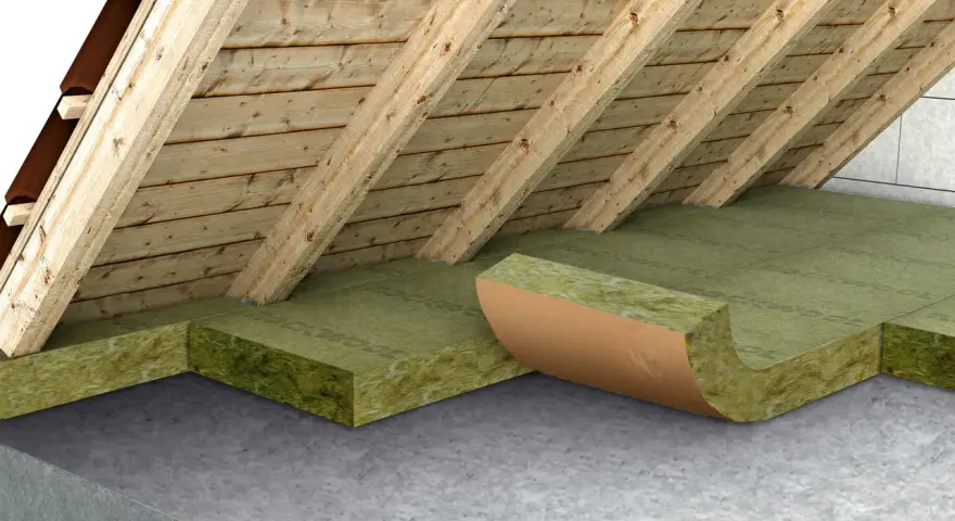 Pannelli isolanti per solai calpestabili, con struttura in legno e tetto, mostrano uno strato di isolamento in lana di roccia.
