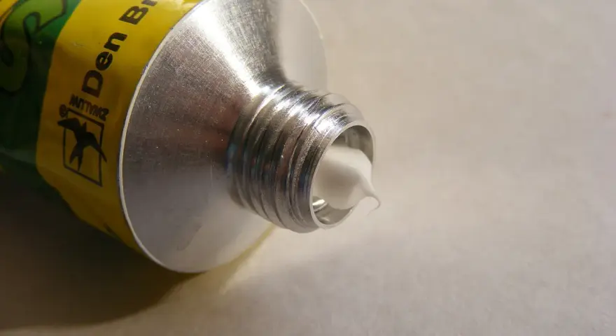 Tubo di silicone pronto all'uso per sigillare e proteggere. Utile per riparazioni domestiche e lavori di fai da te.