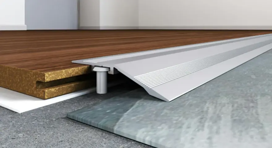 Profilo metallico per unire legno e cemento. Soluzione pratica per idee per unire due pavimenti diversi.