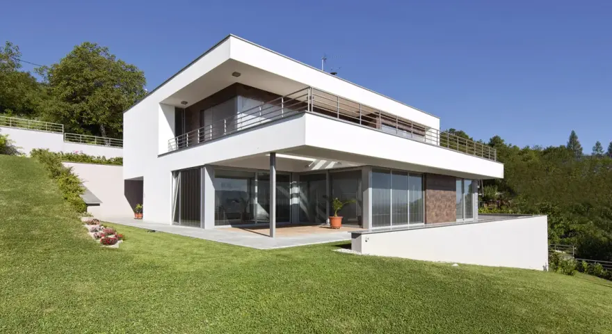 Villa moderna con ampi vetrate e terrazze, immersa nel verde. Ideale per chi cerca una dimora di pregio, categoria catastale A1.