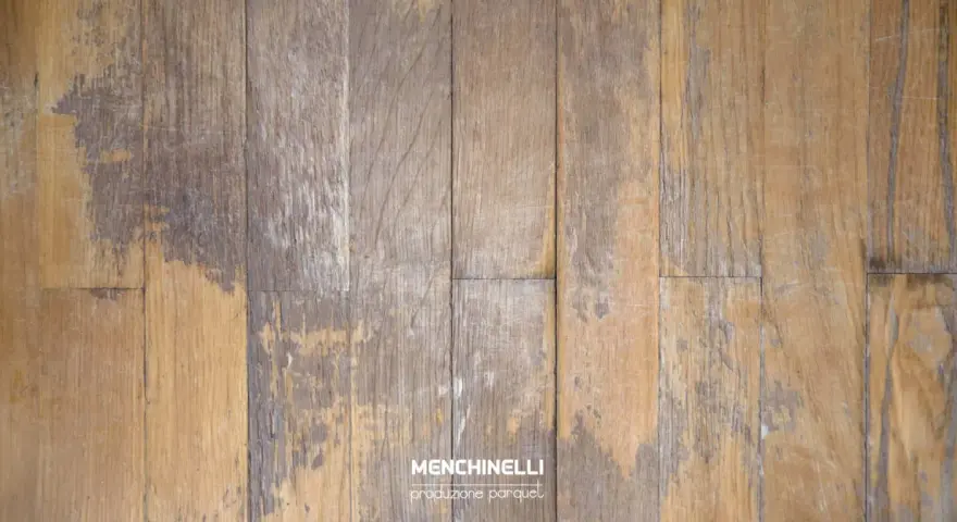 Parquet scolorito con segni di usura. Scopri i rimedi per riportarlo al suo antico splendore.