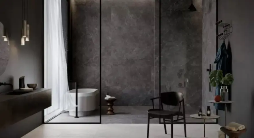 Bagno moderno con vasca freestanding e docce senza piatto, pareti in gres effetto marmo, arredi minimalisti e illuminazione soffusa.