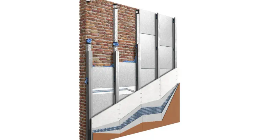 Sezione di una parete con isolamento in materiale EPS, pannelli metallici e finitura in mattoni.