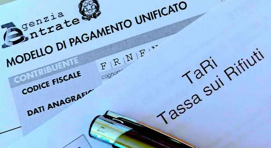 Modello di pagamento unificato per la TARI, tassa sui rifiuti, con dati del contribuente e codice fiscale.