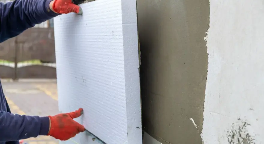Installazione di pannelli Depron per isolamento termico. Le opinioni su questo materiale sono positive per la sua efficacia.