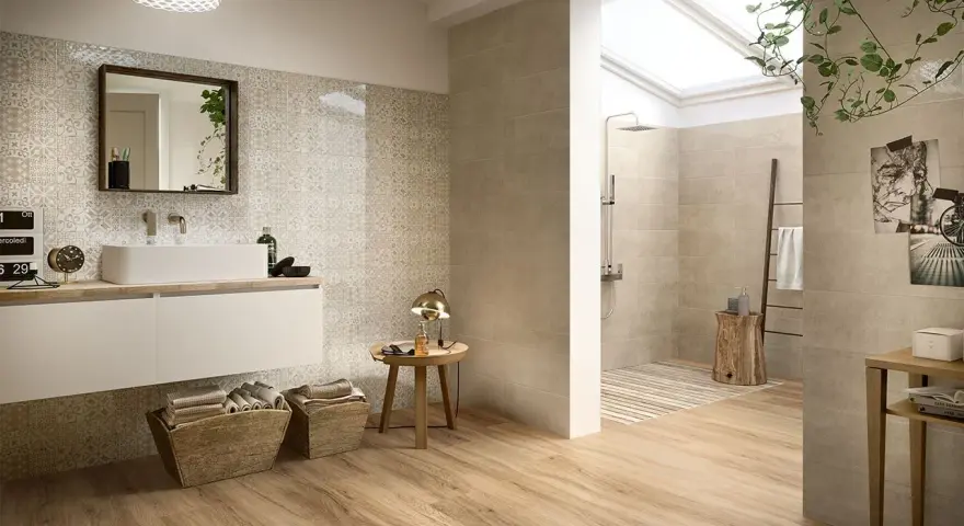 Bagno moderno con pavimenti in legno effetto parquet, ideali come migliori pavimenti per interni. Doccia a vista e arredi minimalisti.
