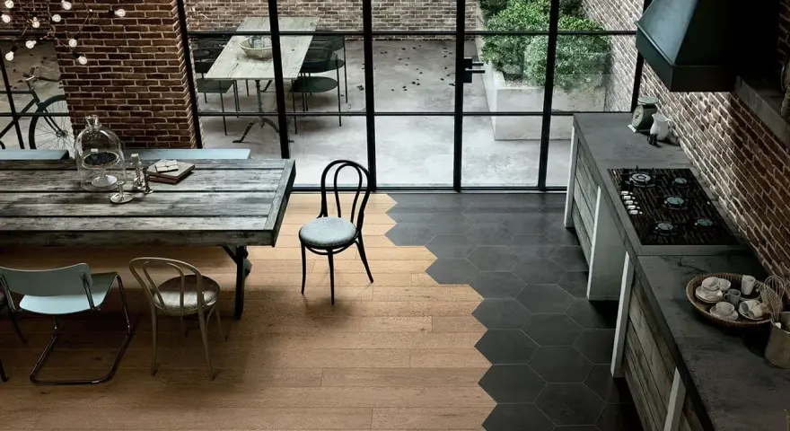 Un moderno spazio industriale dove accostare parquet e piastrelle esagonali crea un design unico.