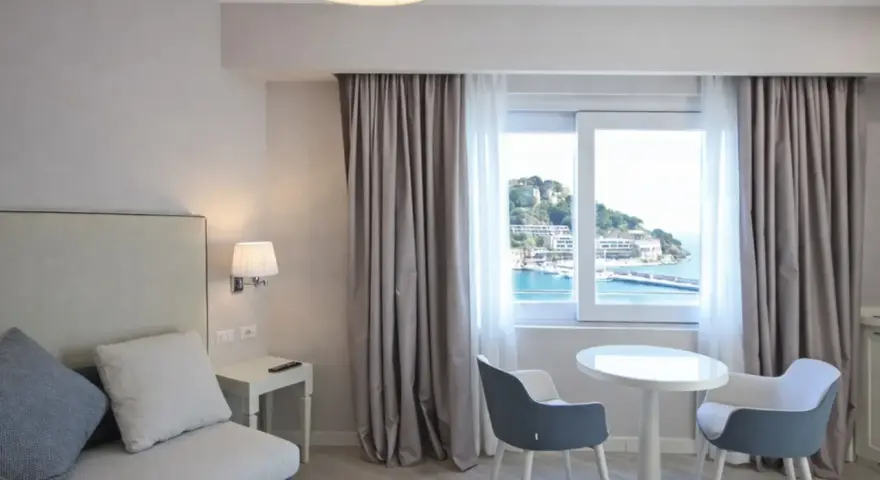 Pavimenti chiari e luminosi, perfetti per idee pavimenti casa al mare. Camera con vista, divano, tavolino e sedie moderne.