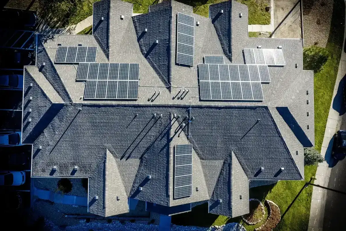 Tetti con pannelli solari, un esempio di come la normativa casa green promuove l'energia pulita.