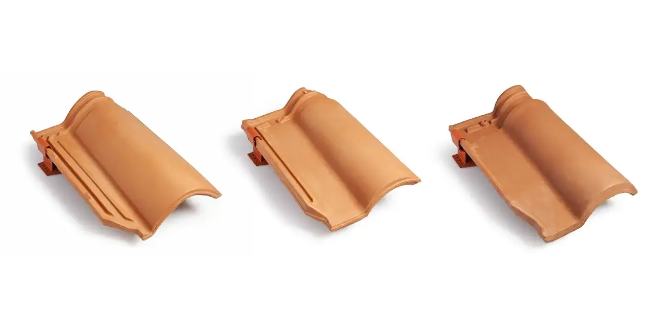 Tre tegole in terracotta, ognuna con un design leggermente diverso, mostrano tutti i tipi di tegole per tetti.