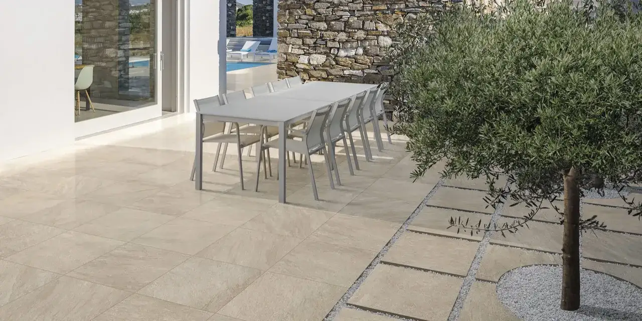 Un elegante pavimento da giardino su terra, con un tavolo e sedie per godersi la vita all'aperto.