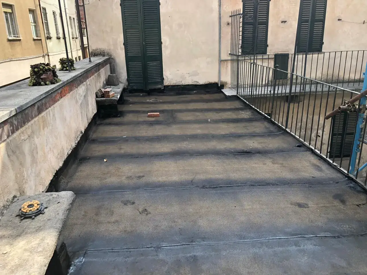 Terrazzo in fase di rifacimento a regola d'arte. Nuova guaina impermeabilizzante stesa su tutta la superficie, pronta per i prossimi lavori.