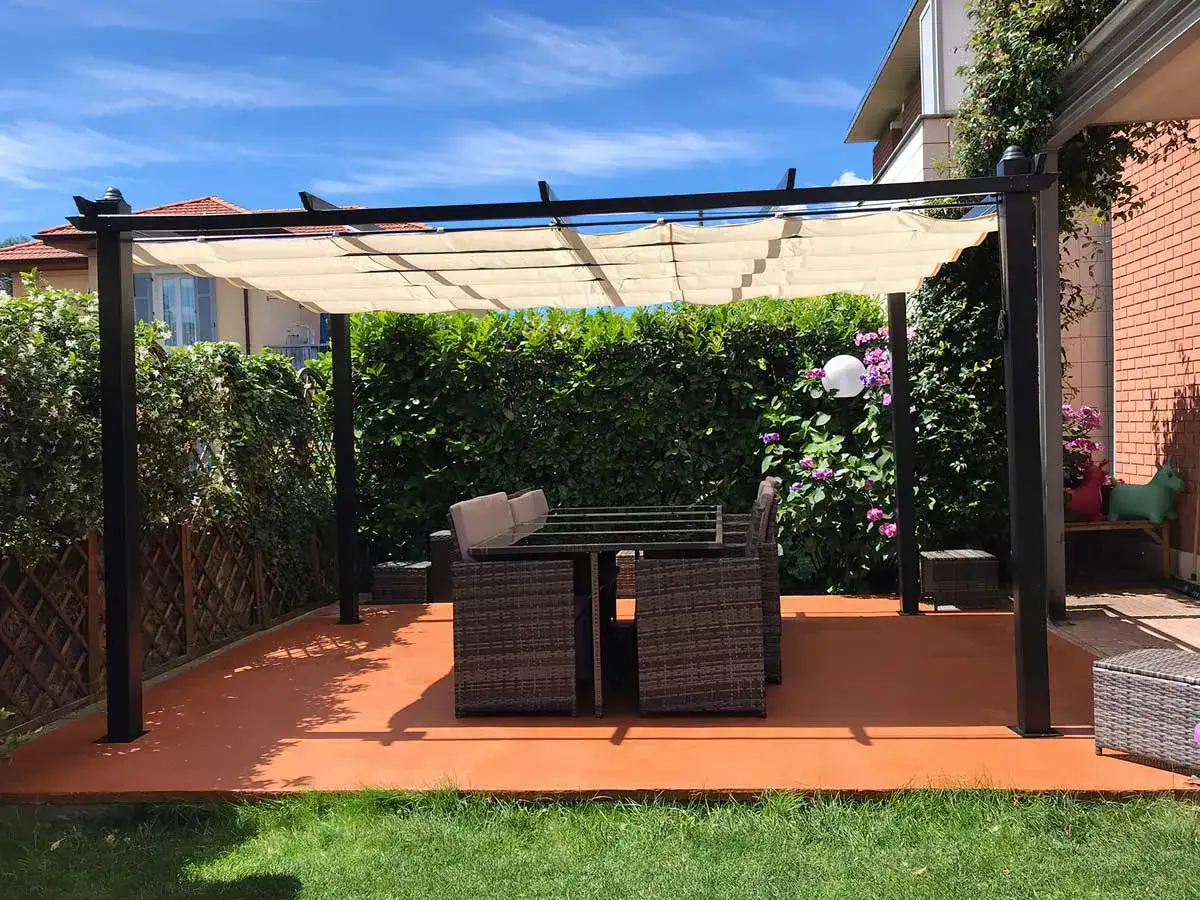 Un gazebo con tavolo e sedie in rattan su un pavimento arancione, ideale per un progetto fai da te.