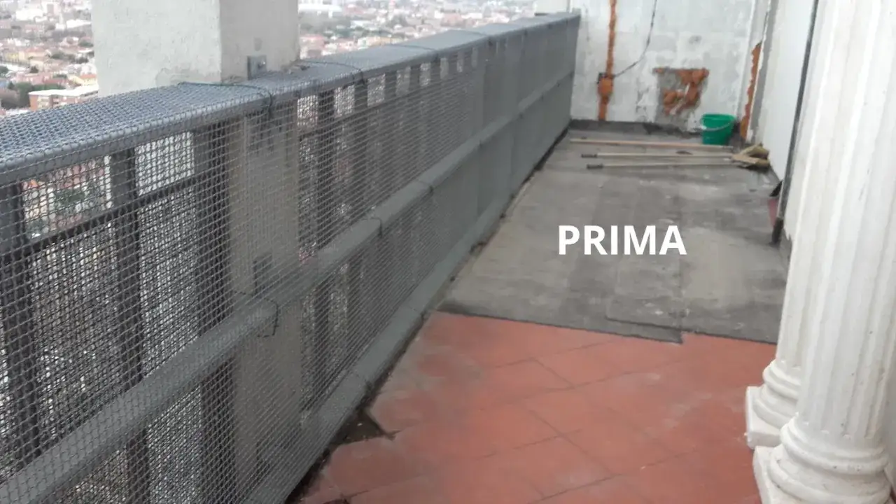Il balcone è pronto per piastrellare su piastrelle esistenti. Si vedono attrezzi e un secchio, pronti per il lavoro.