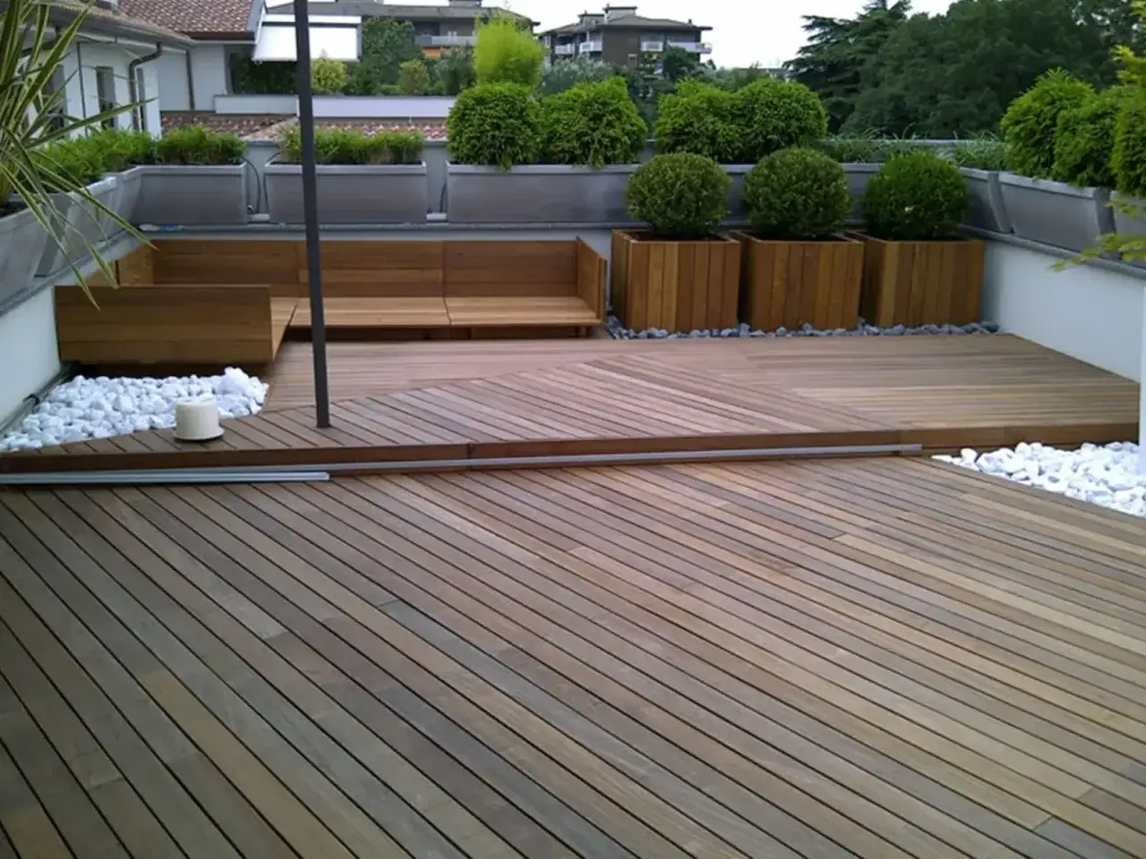 Un balcone trasformato con un nuovo pavimento in legno, un progetto fai da te che crea un'oasi moderna con fioriere e sedute integrate.