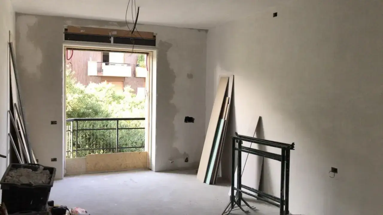 Interno in ristrutturazione, con pareti imbiancate e materiali edili. Un cantiere che rientra nell'elenco lavori manutenzione straordinaria detrazione 50.